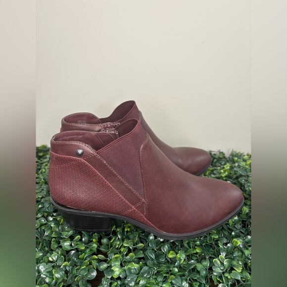 Simply Vera Vera Wang Red Ankle Booties Sleek Design - Picture 4 of 8